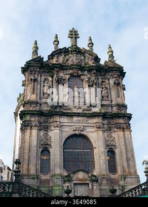 Blick auf die detailreiche Fassade der Kirche Igreja do Carmo, die komplizierte Steinmetzarbeiten vor einem hellen Himmel zeigt, ein historisches Wahrzeichen in Porto, Portugal. Stockfoto