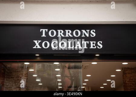Ladenschild mit der Aufschrift Torrons Xocolates in Barcelona, Spanien, mit einem Geschäft, das Turron- und Schokoladenprodukte in katalanischer Sprache auf Konditorei verkauft Stockfoto