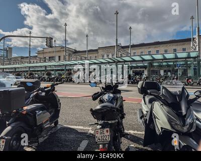 GENF, SCHWEIZ - 5. OKTOBER 2025: Motorräder parken vor dem Bahnhof Genf Cornavin in Genf, ein Symbol der schweizer Eisenbahn Stockfoto