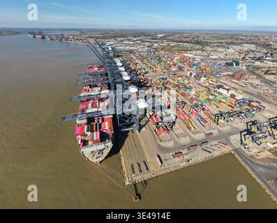 Aus der Vogelperspektive sehen Sie kolossale Containerschiffe, die am geschäftigen Hafen von Felixstowe angedockt sind, eine Symphonie aus pulsierenden Containern, die ein Mosaik aus globalen Kommern bilden Stockfoto