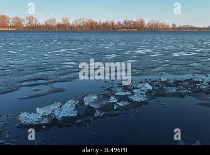 Ein natürlicher Hintergrund eines Flusses mit geschmolzenen Eisschollen auf dem Wasser Stockfoto
