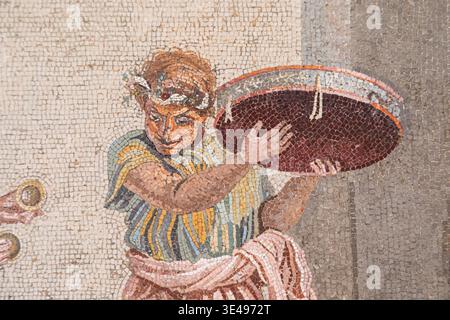 NEAPEL, ITALIEN – 26. JUNI 2025: Mosaikdetail mit Straßenmusikern aus Pompeji im Archäologischen Museum von Neapel, in dem Roman d Stockfoto