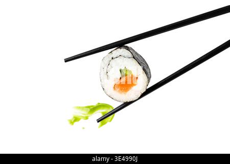 Kalifornisches Sushi mit Avocado und Lachs und schwarzen Essstäbchen und Wasabi-Soße Spritzen Nahaufnahme isoliert auf weißem Hintergrund Stockfoto