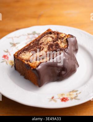 Köstlicher Marmor-Schokoladenkuchen mit glänzender Ganache und frischer Minzgarnitur Stockfoto