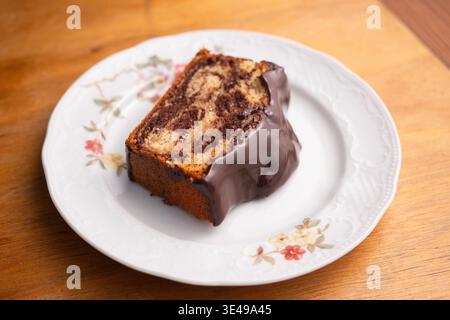 Köstlicher Marmor-Schokoladenkuchen mit glänzender Ganache und frischer Minzgarnitur Stockfoto
