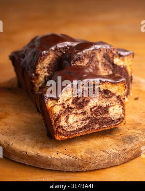 Köstlicher Marmor-Schokoladenkuchen mit glänzender Ganache und frischer Minzgarnitur Stockfoto