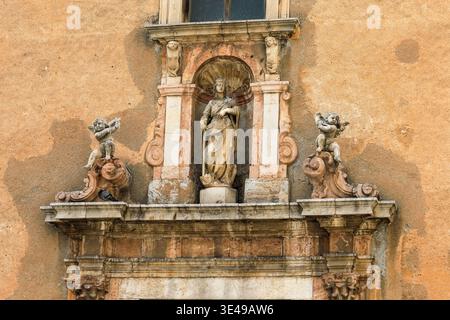 Eine Statue der Heiligen Katharina an einer Außenwand der Kirche der Heiligen Katharina Taormina, Sizilien, Italien, Europa Stockfoto