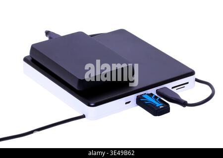 Externes DVD-CD-usb-Brennerlaufwerk und -Player mit integrierten USB-Schnittstellen. (Verbunden mit Festplatte und USB-Laufwerk), SD-TF- und Micro-Verbindungen. Cl Stockfoto