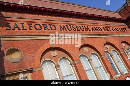 Außenbeschriftung des Salford Museums und der Kunstgalerie Stockfoto