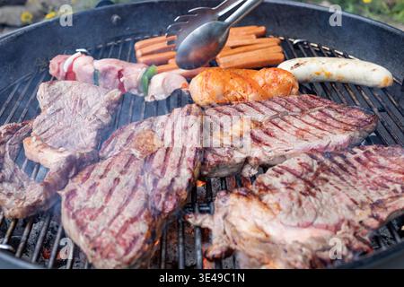 Rindersteaks auf einem Holzkohlegrill Stockfoto