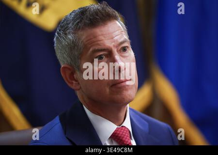 US-Verkehrsminister Sean Duffy hört während einer Kabinettssitzung zu, die von US-Präsident Donald J. Trump am 26. März 2026 im Kabinettsaal des Weißen Hauses in Washington, DC, USA, veranstaltet wurde. Quelle: CNP/AdMedia Stockfoto