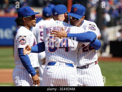 Queens, Usa. März 2026. New York Mets Manager Carlos Mendoza begrüßt New York Mets Right Fielder Juan Soto, bevor er am Donnerstag, den 26. März 2026, in New York City gegen die Pittsburgh Pirates im Citi Field startet. Foto: John Angelillo/UPI Credit: UPI/Alamy Live News Stockfoto