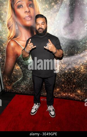 Los Angeles, USA. März 2026. Schauspieler Adrian Dev nimmt an Tyler Perrys „Divorced Sistas“-Premiere Teil, moderiert von Porscha Coleman in der Revel Lounge, Los Angeles, CA, 25. März 2026 Credit: Eugene Powers/Alamy Live News Stockfoto