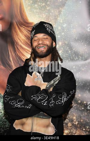 Los Angeles, USA. März 2026. Rapper KANGFRVR nimmt an Tyler Perrys Premiere „Divorced Sistas“ Teil, die von Porscha Coleman in der Revel Lounge, Los Angeles, CA, am 25. März 2026 veranstaltet wird Credit: Eugene Powers/Alamy Live News Stockfoto