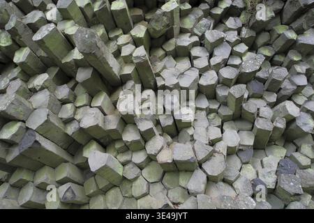 Basaltprismenmauer mit Säulenbasalt, graue quadratische Basaltsteine, Stäbe, Felsformationen, Steinmauer, Steinbruch, Naturfotografie, Schwarzweiß, Gangolfs Stockfoto