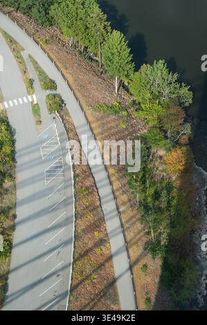 Parkplatz unter der Penobscot Narrows Bridge - Maine, USA Stockfoto