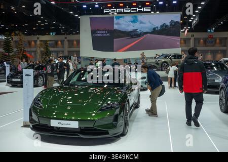 Bangkok, Thailand. März 2026. Der Porsche-Stand ist auf der 47. Bangkok International Motor Show in der IMPACT Challenger Hall zu sehen. Rund 45 Auto- und Motorradhersteller nehmen an der Messe teil. Dieses Jahr steht das Thema „DIE LEGENDÄRE SYNCHRONITÄT“, die die nahtlose Integration von Innovationen im Automobilbereich, fortschrittlicher Technologie und einzigartigem Design symbolisiert. (Credit Image: © Patrick Chengzhi Wang/SOPA Images via ZUMA Press Wire) NUR REDAKTIONELLE VERWENDUNG! Nicht für kommerzielle ZWECKE! Stockfoto
