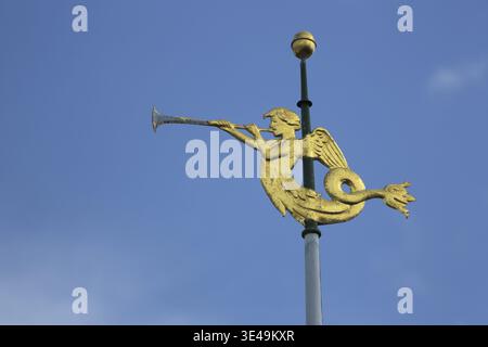 Goldene Wetterfahne, Ausschnitt, goldener Engel mit Trompete, Detail, Engel Apotheke, Bad Homburg, Hessen, Deutschland Stockfoto