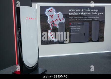 Bangkok, Thailand. März 2026. Neben der Ladestation am Tesla-Stand auf der 47. Bangkok International Motor Show in der IMPACT Challenger Hall ist eine Informationstafel zu sehen, die die Tesla-Ladestation und den Service-Vertrieb in Thailand anzeigt. Rund 45 Auto- und Motorradhersteller nehmen an der Messe teil. Dieses Jahr steht das Thema „DIE LEGENDÄRE SYNCHRONITÄT“, die die nahtlose Integration von Innovationen im Automobilbereich, fortschrittlicher Technologie und einzigartigem Design symbolisiert. (Credit Image: © Patrick Chengzhi Wang/SOPA Images via ZUMA Press Wire) NUR REDAKTIONELLE VERWENDUNG! Nicht für kommerzielle ZWECKE! Stockfoto