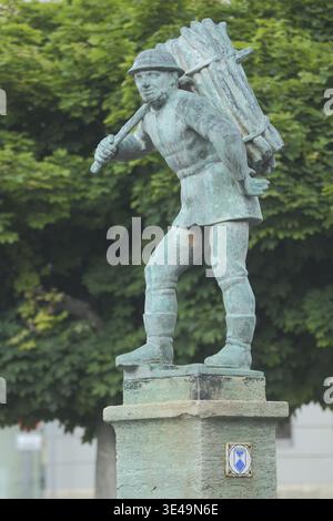 Holzträgerbrunnen von Bernhard Frydag 1914, Bronzeskulptur, Holzträger mit Baumstämmen auf der Rückseite, Ladungsträger, Arbeiter, Symbol, Denkmalzeichen Stockfoto