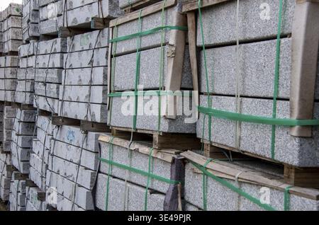 Einbau von Granitsteinplatten auf Holzpaletten für Bauprojekte Stockfoto