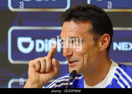 Der Cheftrainer der argentinischen Nationalmannschaft Lionel Scaloni gibt während einer Pressekonferenz am 26. März 2026 in Ezeiza, Provinz Buenos Aires, vor den Freundschaftsspielen der FIFA-Weltmeisterschaft 2026 gegen Mauretanien und Sambia EZEIZA ARGENTINIEN Gesten. Copyright: XALEJANDROxPAGNIx Stockfoto