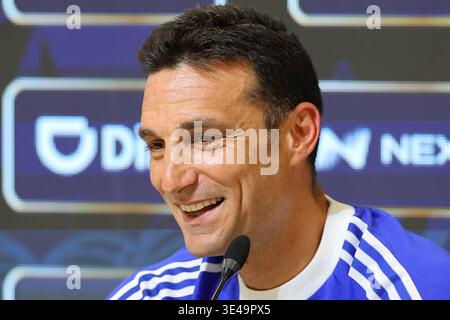 Der Cheftrainer der argentinischen Nationalmannschaft Lionel Scaloni gibt während einer Pressekonferenz am 26. März 2026 in Ezeiza, Provinz Buenos Aires, vor den Freundschaftsspielen der FIFA-Weltmeisterschaft 2026 gegen Mauretanien und Sambia EZEIZA ARGENTINIEN Gesten. Copyright: XALEJANDROxPAGNIx Stockfoto