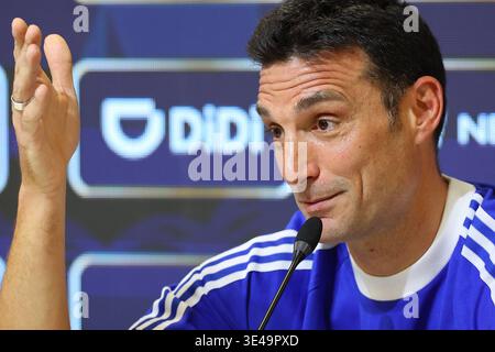 Der Cheftrainer der argentinischen Nationalmannschaft Lionel Scaloni gibt während einer Pressekonferenz am 26. März 2026 in Ezeiza, Provinz Buenos Aires, vor den Freundschaftsspielen der FIFA-Weltmeisterschaft 2026 gegen Mauretanien und Sambia EZEIZA ARGENTINIEN Gesten. Copyright: XALEJANDROxPAGNIx Stockfoto