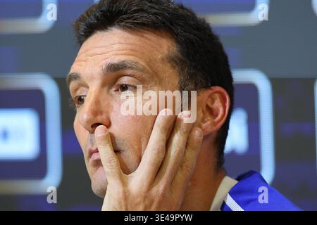 Der Cheftrainer der argentinischen Nationalmannschaft Lionel Scaloni gibt während einer Pressekonferenz am 26. März 2026 in Ezeiza, Provinz Buenos Aires, vor den Freundschaftsspielen der FIFA-Weltmeisterschaft 2026 gegen Mauretanien und Sambia EZEIZA ARGENTINIEN Gesten. Copyright: XALEJANDROxPAGNIx Stockfoto