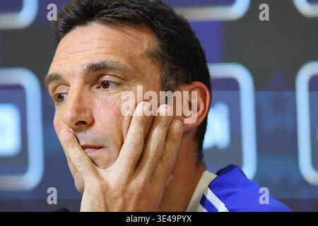 Der Cheftrainer der argentinischen Nationalmannschaft Lionel Scaloni gibt während einer Pressekonferenz am 26. März 2026 in Ezeiza, Provinz Buenos Aires, vor den Freundschaftsspielen der FIFA-Weltmeisterschaft 2026 gegen Mauretanien und Sambia EZEIZA ARGENTINIEN Gesten. Copyright: XALEJANDROxPAGNIx Stockfoto