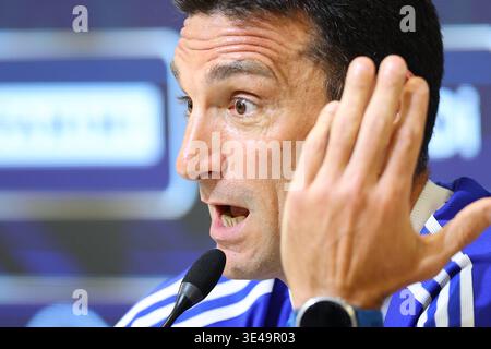Der Cheftrainer der argentinischen Nationalmannschaft Lionel Scaloni gibt während einer Pressekonferenz am 26. März 2026 in Ezeiza, Provinz Buenos Aires, vor den Freundschaftsspielen der FIFA-Weltmeisterschaft 2026 gegen Mauretanien und Sambia EZEIZA ARGENTINIEN Gesten. Copyright: XALEJANDROxPAGNIx Stockfoto