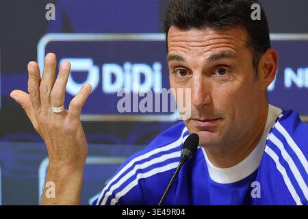Der Cheftrainer der argentinischen Nationalmannschaft Lionel Scaloni gibt während einer Pressekonferenz am 26. März 2026 in Ezeiza, Provinz Buenos Aires, vor den Freundschaftsspielen der FIFA-Weltmeisterschaft 2026 gegen Mauretanien und Sambia EZEIZA ARGENTINIEN Gesten. Copyright: XALEJANDROxPAGNIx Stockfoto