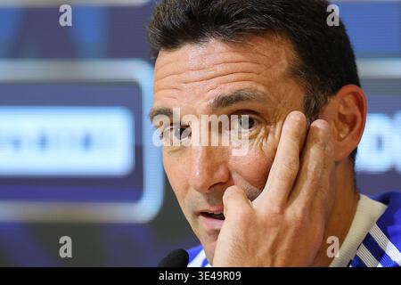 Der Cheftrainer der argentinischen Nationalmannschaft Lionel Scaloni gibt während einer Pressekonferenz am 26. März 2026 in Ezeiza, Provinz Buenos Aires, vor den Freundschaftsspielen der FIFA-Weltmeisterschaft 2026 gegen Mauretanien und Sambia EZEIZA ARGENTINIEN Gesten. Copyright: XALEJANDROxPAGNIx Stockfoto