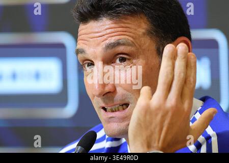 Der Cheftrainer der argentinischen Nationalmannschaft Lionel Scaloni gibt während einer Pressekonferenz am 26. März 2026 in Ezeiza, Provinz Buenos Aires, vor den Freundschaftsspielen der FIFA-Weltmeisterschaft 2026 gegen Mauretanien und Sambia EZEIZA ARGENTINIEN Gesten. Copyright: XALEJANDROxPAGNIx Stockfoto