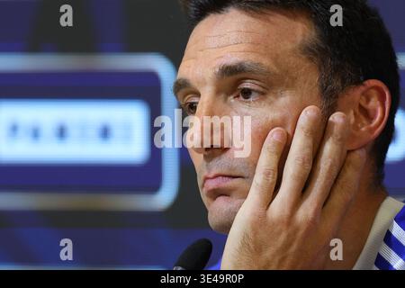 Der Cheftrainer der argentinischen Nationalmannschaft Lionel Scaloni gibt während einer Pressekonferenz am 26. März 2026 in Ezeiza, Provinz Buenos Aires, vor den Freundschaftsspielen der FIFA-Weltmeisterschaft 2026 gegen Mauretanien und Sambia EZEIZA ARGENTINIEN Gesten. Copyright: XALEJANDROxPAGNIx Stockfoto