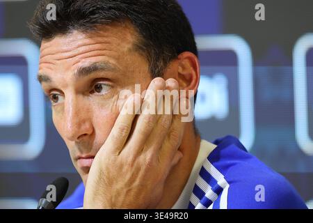 Der Cheftrainer der argentinischen Nationalmannschaft Lionel Scaloni gibt während einer Pressekonferenz am 26. März 2026 in Ezeiza, Provinz Buenos Aires, vor den Freundschaftsspielen der FIFA-Weltmeisterschaft 2026 gegen Mauretanien und Sambia EZEIZA ARGENTINIEN Gesten. Copyright: XALEJANDROxPAGNIx Stockfoto