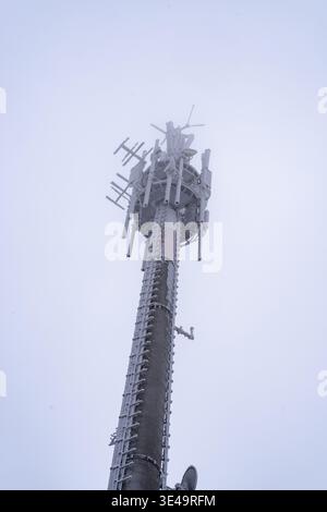 Mobiltelefonmast bedeckt mit Schnee und Eis, fotografiert von unten Stockfoto