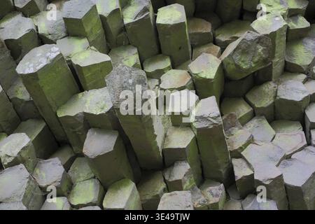 Basaltprismenmauer mit Säulenbasalt, graue quadratische Basaltsteine, Stäbe, Felsformationen, Steinmauer, Steinbruch, Naturfotografie, Schwarzweiß, Gangolfs Stockfoto