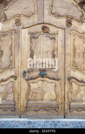 Künstlerische Schnitzereien im Rokoko-Stil an einer Holztür in der Altstadt von Basel, Kanton Basel-Stadt, Schweiz Stockfoto