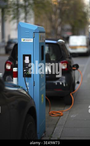Stadtwerke Stuttgart Ladestation für Elektroautos, Ladestation, Ladestation, E-Ladestation, E-Mobilität, das Ladekabel führt zu e Stockfoto