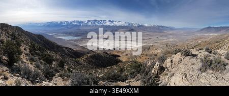 Panorama vom nahe Harkless Point in den Inyo Mountains mit Blick über das Owens Valley bis zu den verschneiten Sierra Nevada Mountains im Osten Kaliforniens Stockfoto