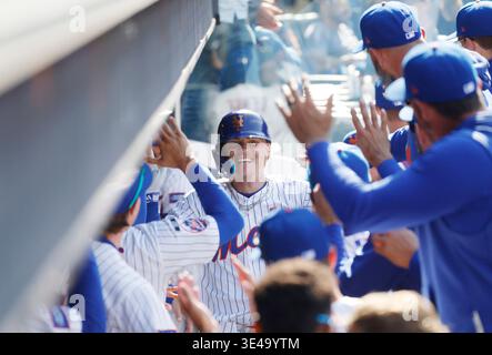 Queens, Usa. März 2026. New York Mets Right Fielder Carson Benge (3) wird von seinen Teamkollegen gratuliert, nachdem er am Donnerstag, den 26. März 2026, in New York City seinen ersten MLB-Heimlauf im sechsten Inning gegen die Pittsburgh Pirates im Citi Field absolviert hatte. Benge wurde am Eröffnungstag in seinem MLB-Debüt der zweite Spieler in der Mets-Geschichte von homer. Foto: John Angelillo/UPI Credit: UPI/Alamy Live News Stockfoto
