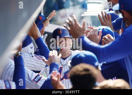 Queens, Usa. März 2026. New York Mets Right Fielder Carson Benge (3) wird von seinen Teamkollegen gratuliert, nachdem er am Donnerstag, den 26. März 2026, in New York City seinen ersten MLB-Heimlauf im sechsten Inning gegen die Pittsburgh Pirates im Citi Field absolviert hatte. Benge wurde am Eröffnungstag in seinem MLB-Debüt der zweite Spieler in der Mets-Geschichte von homer. Foto: John Angelillo/UPI Credit: UPI/Alamy Live News Stockfoto