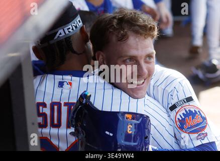 Queens, Usa. März 2026. New York Mets Right Fielder Carson Benge (3) wird von Juan Soto gratuliert, nachdem er am Donnerstag, den 26. März 2026, in New York City seinen ersten MLB-Heimlauf im sechsten Inning gegen die Pittsburgh Pirates im Citi Field absolviert hatte. Benge wurde am Eröffnungstag in seinem MLB-Debüt der zweite Spieler in der Mets-Geschichte von homer. Foto: John Angelillo/UPI Credit: UPI/Alamy Live News Stockfoto