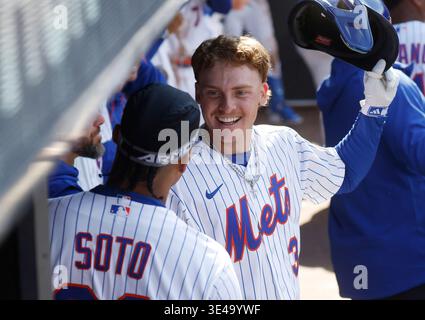 Queens, Usa. März 2026. New York Mets Right Fielder Carson Benge (3) wird von Juan Soto gratuliert, nachdem er am Donnerstag, den 26. März 2026, in New York City seinen ersten MLB-Heimlauf im sechsten Inning gegen die Pittsburgh Pirates im Citi Field absolviert hatte. Benge wurde am Eröffnungstag in seinem MLB-Debüt der zweite Spieler in der Mets-Geschichte von homer. Foto: John Angelillo/UPI Credit: UPI/Alamy Live News Stockfoto