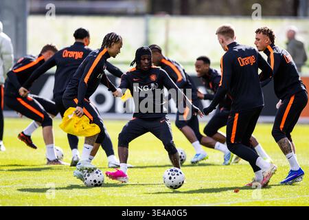 ZEIST, NIEDERLANDE - 26. MÄRZ: Xavi Simons aus den Niederlanden, Jeremie Frimpong aus den Niederlanden, Jerdy Schouten aus den Niederlanden und Noa lang aus den Niederlanden während einer Trainingsveranstaltung auf dem KNVB-Campus am 26. März 2026 in Zeist, Niederlande. (Foto: Rene Nijhuis) Stockfoto