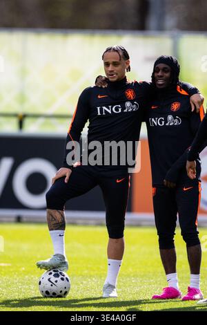 ZEIST, NIEDERLANDE - 26. MÄRZ: Xavi Simons aus den Niederlanden und Jeremie Frimpong aus den Niederlanden während einer Trainingsveranstaltung auf dem KNVB Campus am 26. März 2026 in Zeist, Niederlande. (Foto: Rene Nijhuis) Stockfoto