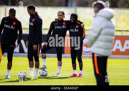 ZEIST, NIEDERLANDE - 26. MÄRZ: Xavi Simons aus den Niederlanden und Jeremie Frimpong aus den Niederlanden während einer Trainingsveranstaltung auf dem KNVB Campus am 26. März 2026 in Zeist, Niederlande. (Foto: Rene Nijhuis) Stockfoto