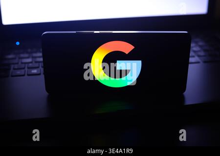 Das Google-Logo erscheint auf einem Smartphone-Bildschirm in dieser Abbildung in Ontario, Kanada, am 26. März 2026. Google hat Gemini 3,1 Flash veröffentlicht Stockfoto