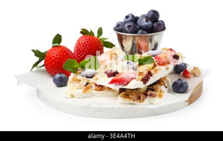 Leckere Joghurtrinde mit Beeren, Müsli und Minze auf weiß Stockfoto